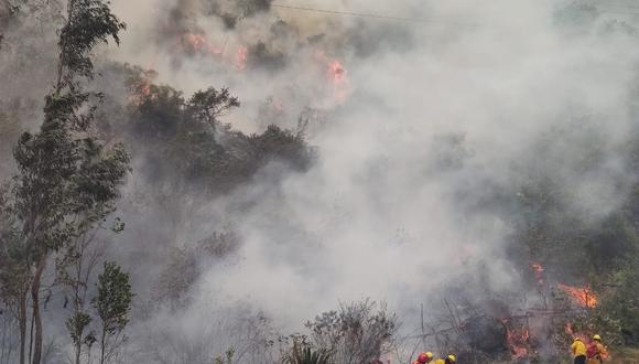Perú | Incendio forestal en áreas de Machu Picchu ya avanzó sobre más de 40 hectáreas y crece el riesgo sobre el parque arqueológico