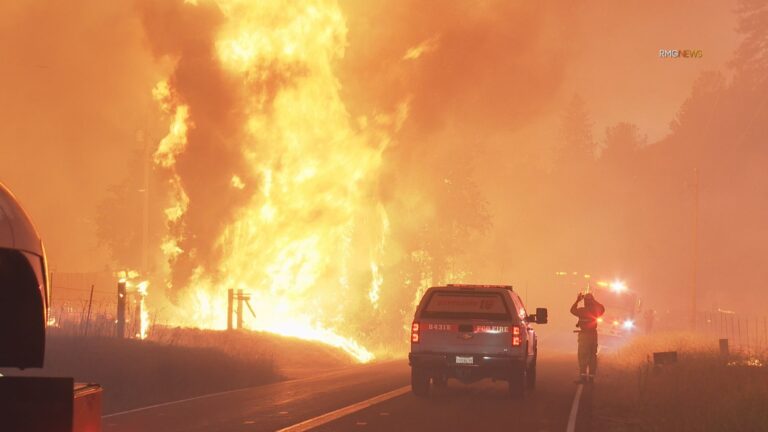 EEUU enfrenta calor extremo y un incendio forestal que crece en el condado de Mariposa, cerca de Los Ángeles
