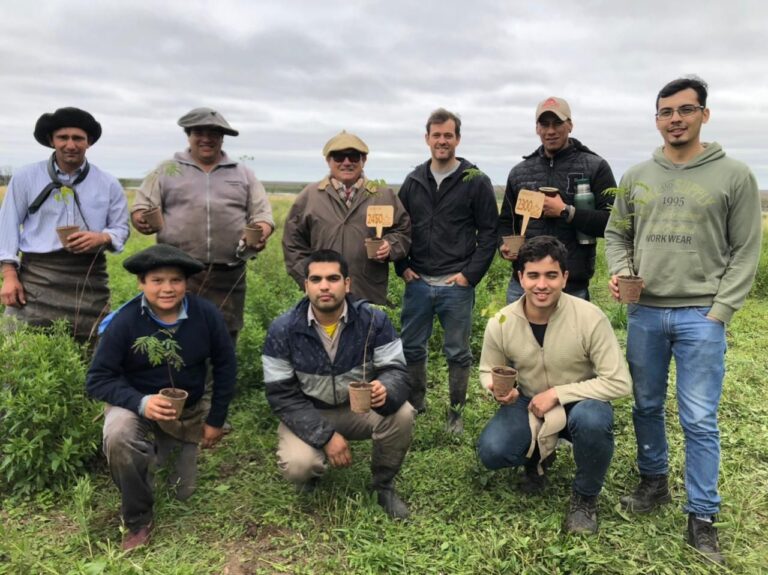 De la mano de Forestales Huts y voluntarios, la yerbatera Primicia inició la campaña ambiental «Árboles para el Futuro»
