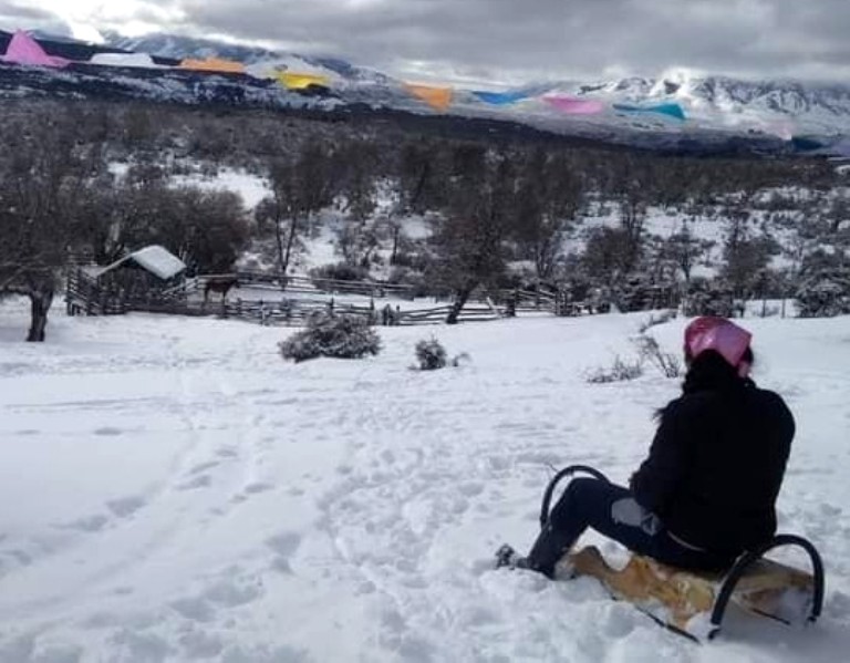 Chubut | Trineos en madera de lenga, la atracción preferida de los parques de nieve en Sierra Colorada