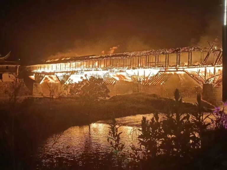 Se incendió el puente Wan’an, construido hace 900 años y considerado el más largo y antiguo de China