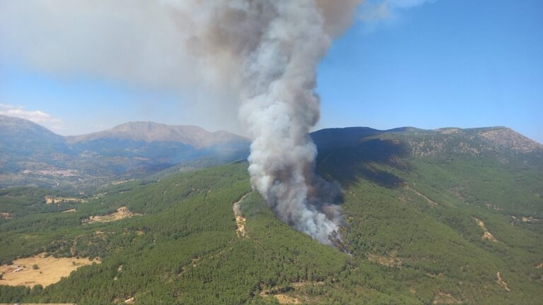 Incendios en España | Un total de 18 medios aéreos luchan para extinguir un incendio cerca de Santa Cruz del Valle