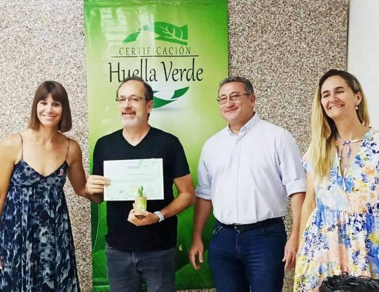 Misiones | El Programa Huella Verde entregó el reconocimiento «GeoS2022 Tierra Sostenible» a Misiones Online y Argentina Forestal por su compromiso en la comunicación sobre desarrollo sostenible