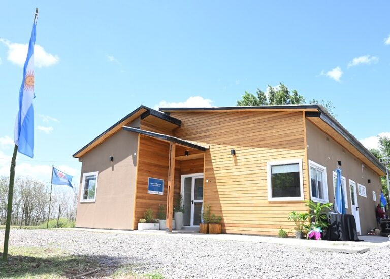 Baraderos | Basada en el sistema de construcción canadiense y con madera de eucalipto, inauguraron nueva oficina en INTA Delta Medio
