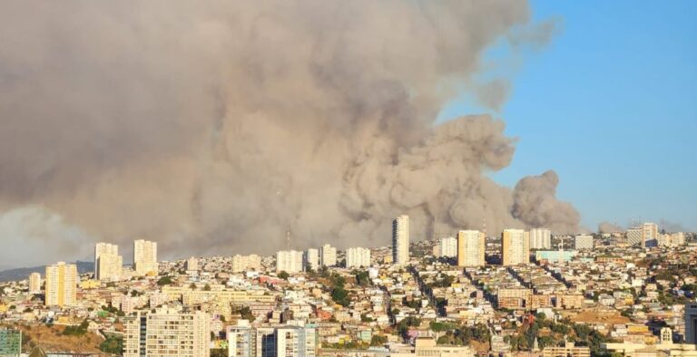 Tragedia en Chile por un incendio interfaz en Viña del Mar : el gobierno decretó el estado de emergencia tras registrarse dos muertos y cerca de 500 de casas afectadas por el fuego