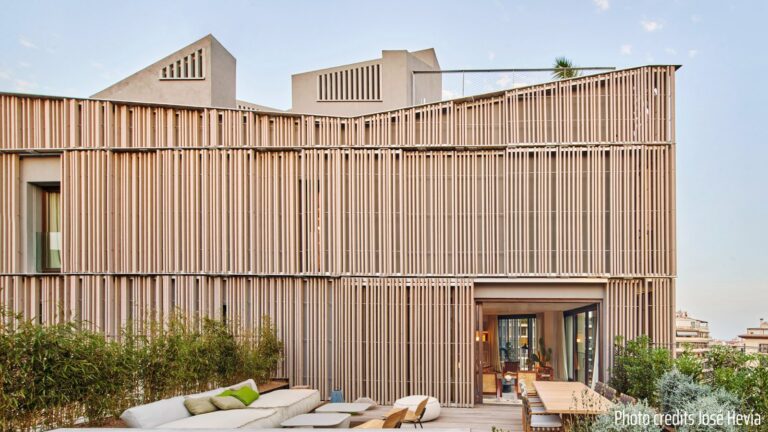 Arquitectura con madera | Premio «Best Use of Certified Timber» para viviendas de lujo sostenible en Palma de Mallorca, apoyadas en madera certificada PEFC