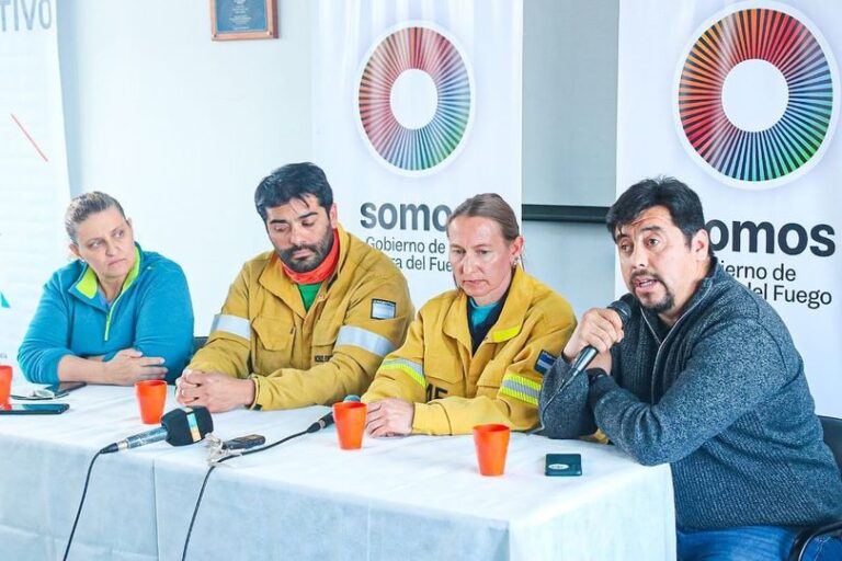 Tierra del Fuego en llamas | El intendente de Tolhuin aseveró que se está luchando contra el fuego en conjunto con Provincia y Nación: «Hay que dejar trabajar a los que saben, las brigadas forestales»