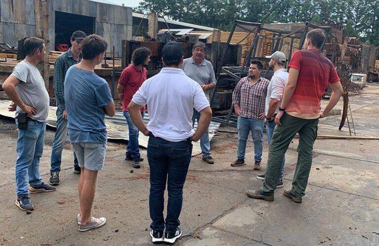 Misiones | Jóvenes madereros iniciaron la agenda  de visitas a industrias para fortalecer su formación en el negocio