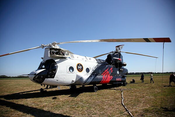 Buenos Aires en llamas | El helicóptero Chinook opera en la zona del Delta del Paraná para el combate de incendios