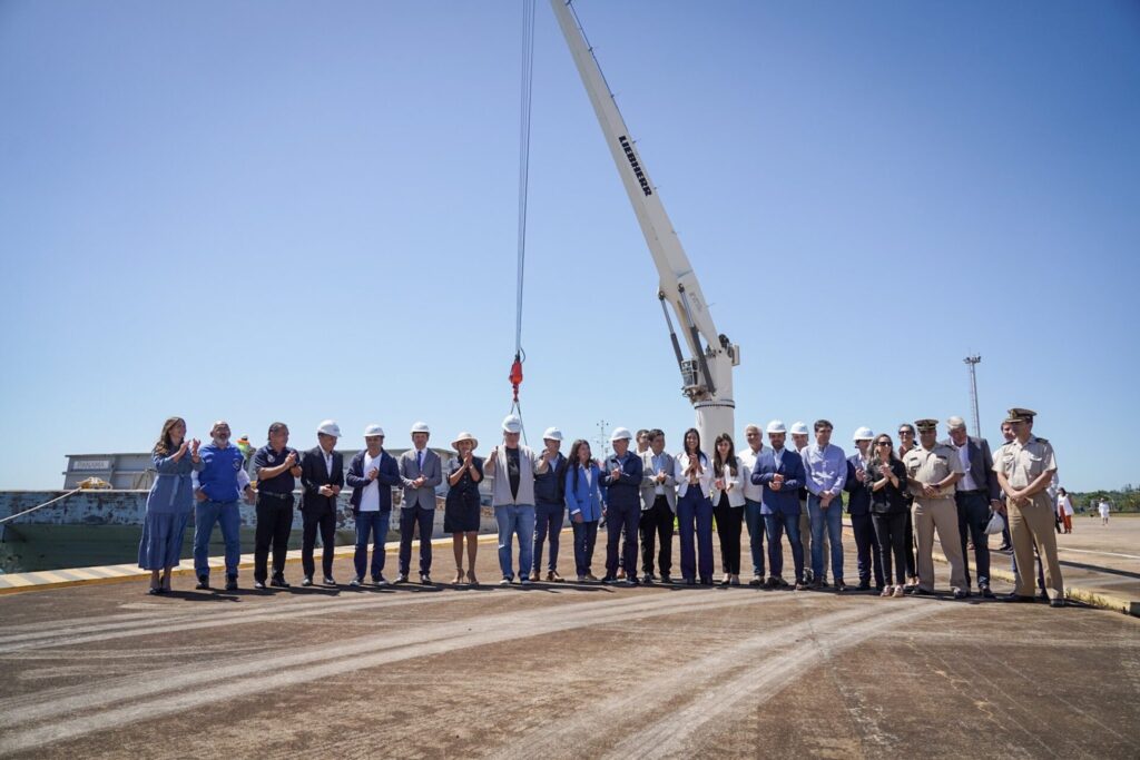 Zarpó la primera barcaza desde el Puerto Posadas y la producción foresto-industrial tiene una nueva vía de conexión al mundo