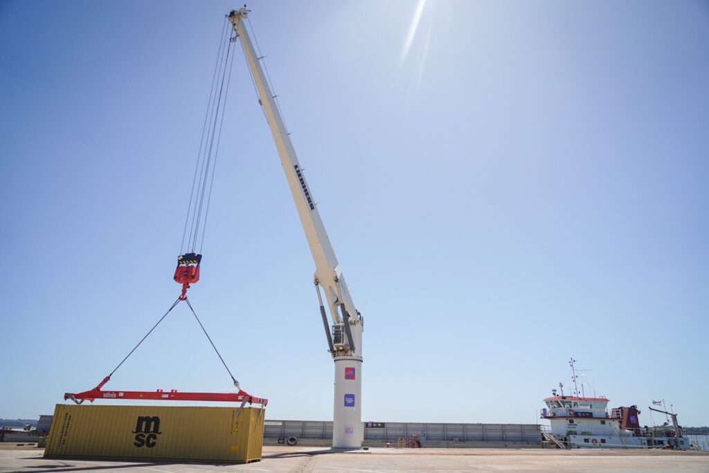 Zarpó la primera barcaza desde el Puerto Posadas y la producción foresto-industrial tiene una nueva vía de conexión al mundo