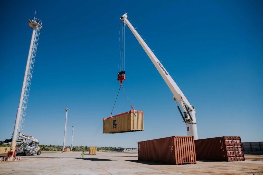 Zarpó la primera barcaza desde el Puerto Posadas y la producción foresto-industrial tiene una nueva vía de conexión al mundo