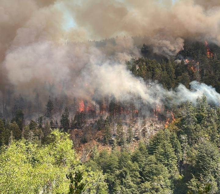 Río Negro | Iniciaron quemas en El Bolsón este domingo y provocaron incendios que están fuera de control en la zona de Cascada Escondida