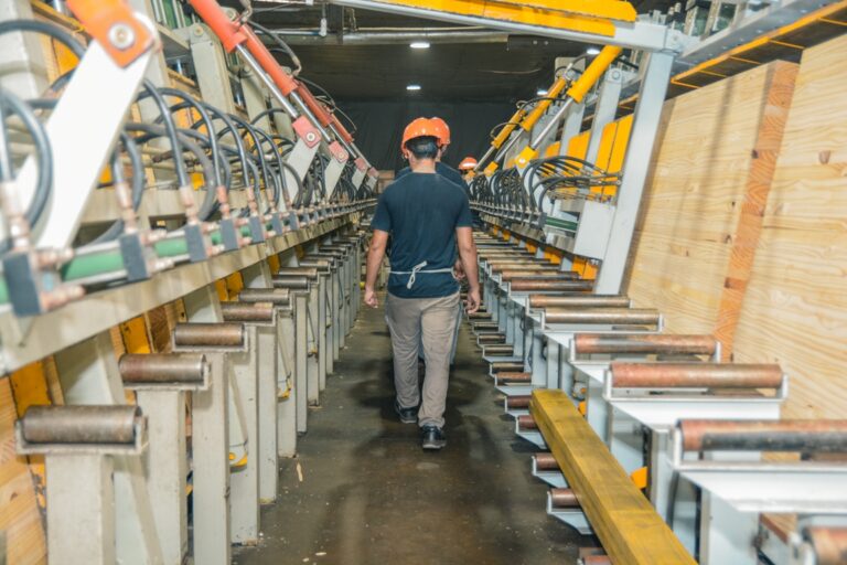 La OIT adopta conclusiones para promover el trabajo decente y una transición justa en la industria de materiales de construcción