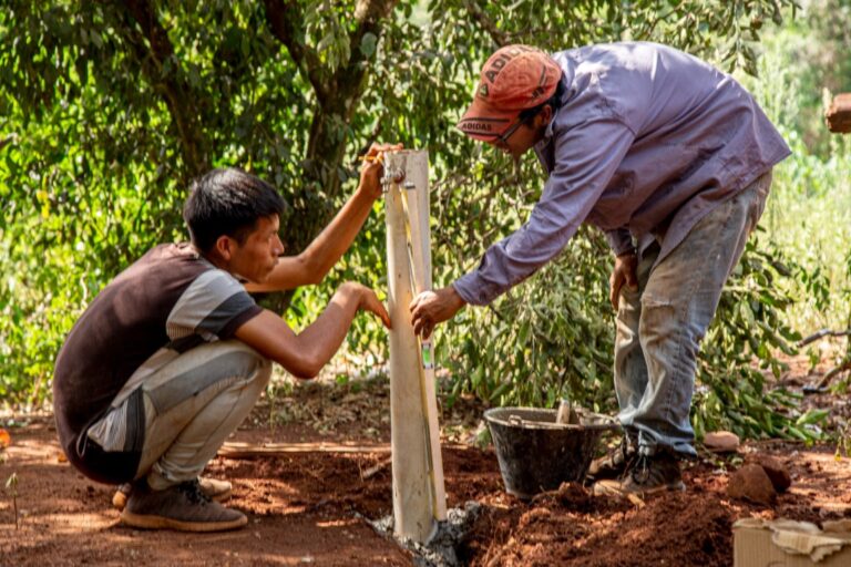 Misiones | Avanzan las obras de infraestructura para el acceso de agua y luz en 16 comunidades Mbya del Proyecto Tape Porã 
