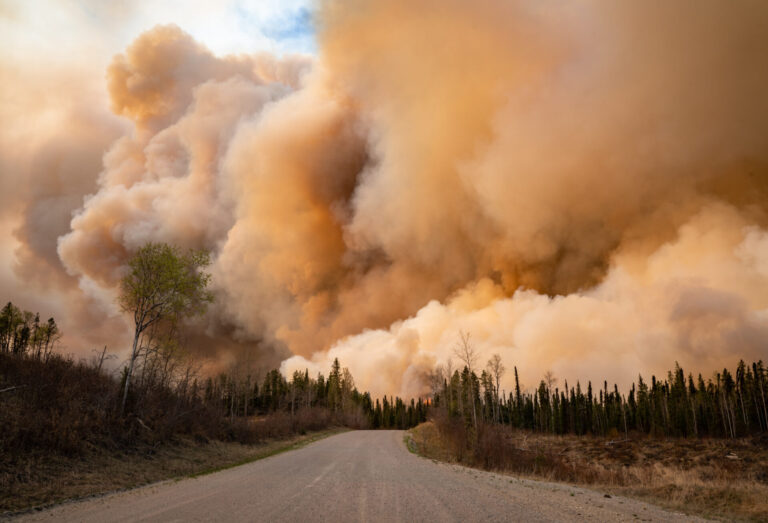 Canadá | Temperaturas récord e incendios fuera de control provocaron más de 25 mil evacuados en Alberta y la Colonia Británica