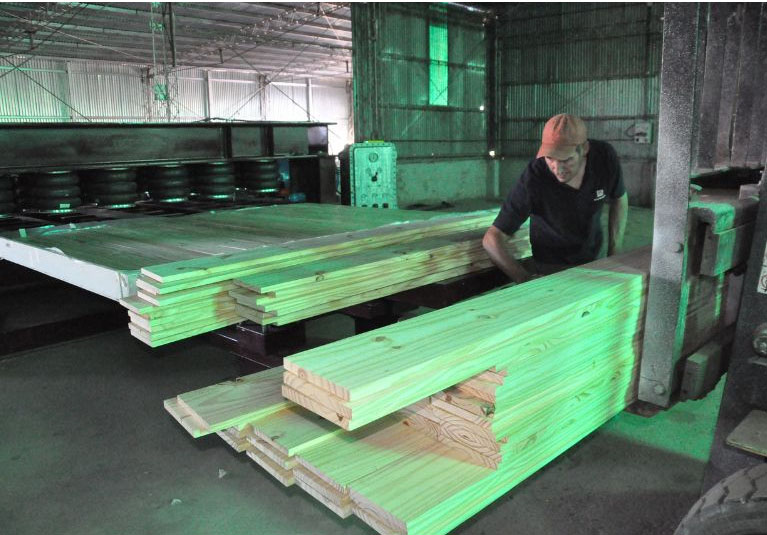 CLT en Argentina | Desarrollan los primeros paneles de madera contralaminada en Neuquén con el asesoramiento del INTA Bariloche