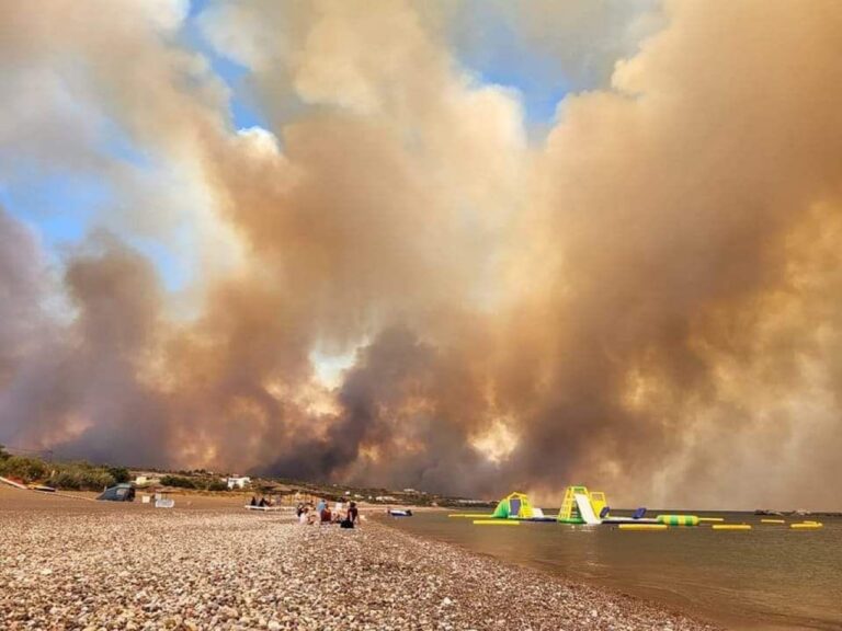 Incendio forestal en la isla griega de Rodas está fuera de control y provocó evacuaciones masivas de turistas