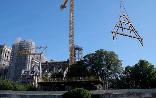 Francia | Enormes vigas de robles son llevadas a Notre Dame para la reconstrucción de su techo