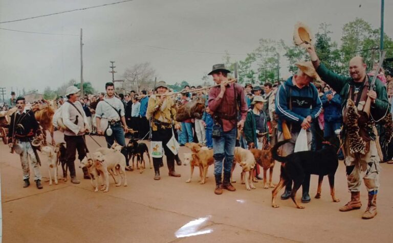 Educación ambiental | Un desfile que recreó la historia de cazadores de un pueblo pionero de Misiones generó críticas y reavivó la defensa por la fauna silvestre