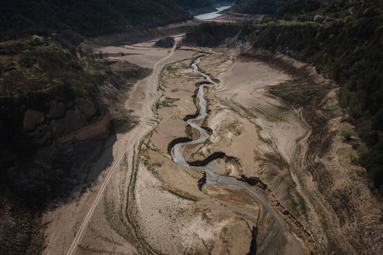 Emergencia por sequía en Cataluña: se decretarán restricciones severas que afectarán el turismo, la producción y la comunidad