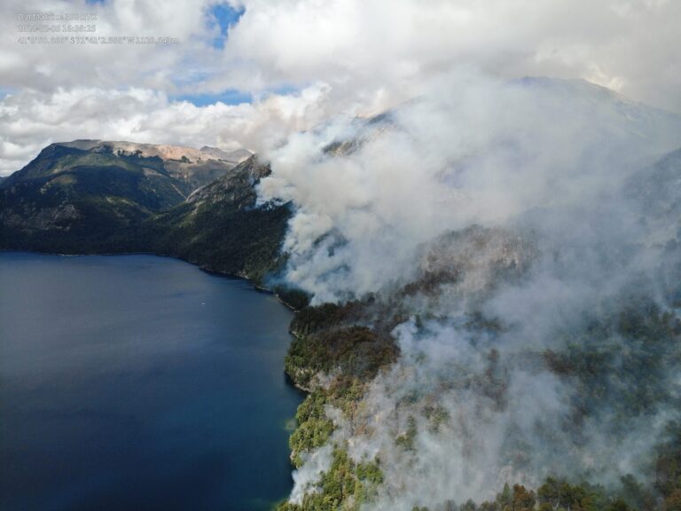 Río Negro | San Carlos de Bariloche afectada por un incendio forestal de gran magnitud en el Parque Nacional Nahuel Huapi