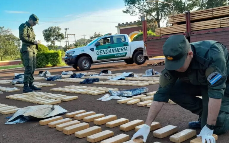 Narcotráfico | Gendarmería Nacional detuvo al chófer de un camión que transportaba madera con más de 700 kilos de marihuana
