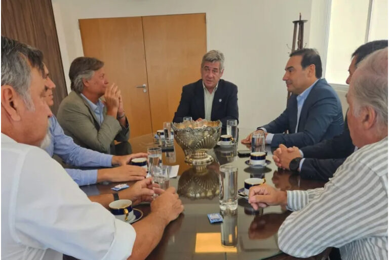 Corrientes | El gobernador Valdés y representantes de la SRA analizaron las problemáticas agrícola, ganadera y forestal