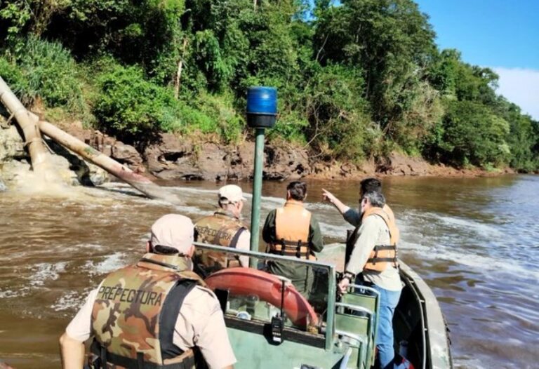 Misiones | Ecología fiscaliza vertidos de efluentes industriales inusuales en el río Paraná de la fábrica de Papel Misionero tras una denuncia por presunta contaminación 
