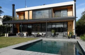 Más madera - La pareja perfecta para ambientar una casa moderna y vanguardista: madera y negro.