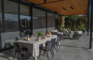 Más madera - La pareja perfecta para ambientar una casa moderna y vanguardista: madera y negro.