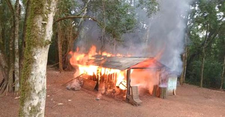 Misiones | Por orden judicial realizaron un desalojo en tierras de Arauco en Colonia Wanda y organizaciones sociales repudiaron la violencia ejercida