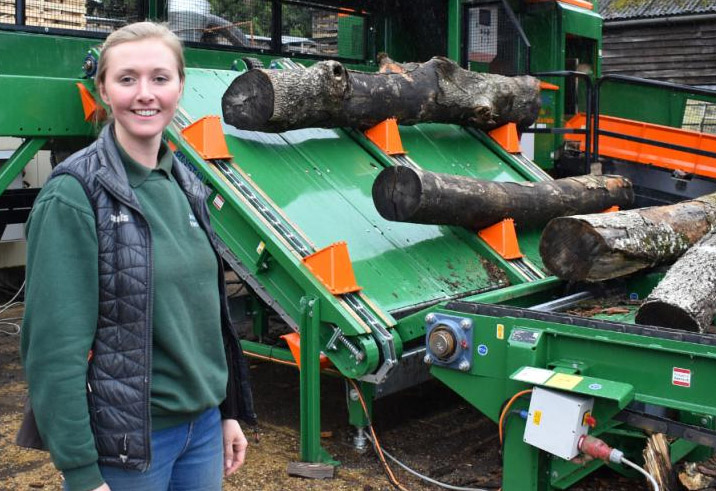 Reino Unido | Utiliza sus redes sociales para promover el procesamiento de leña y alentar a las jóvenes a ingresar al sector forestal