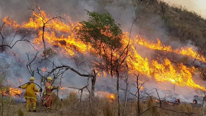 Córdoba | Continúan los esfuerzos para combatir incendios fuera de control en Capilla del Monte y Punilla, y nuevos focos en Calamuchita