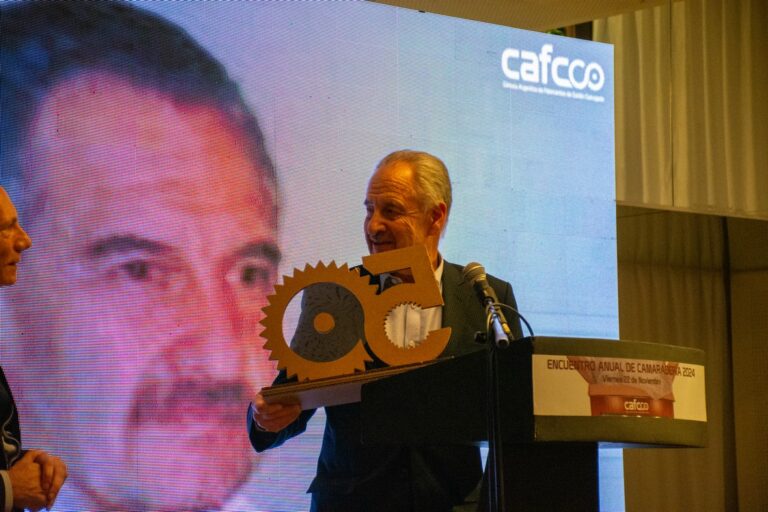 50° Aniversario de CAFCCo | Néstor Nisnik fue distinguido por su trayectoria en la industria y su dedicación a la AFCP de la Argentina