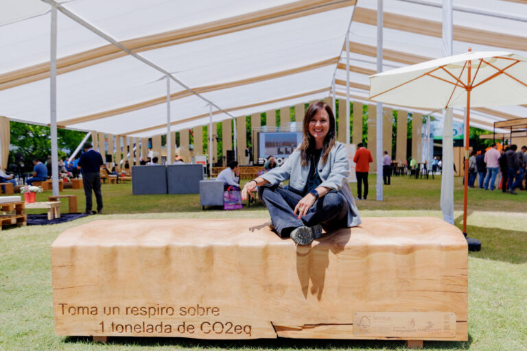 Una tonelada de carbono en una banca de madera: un llamado a la acción climática