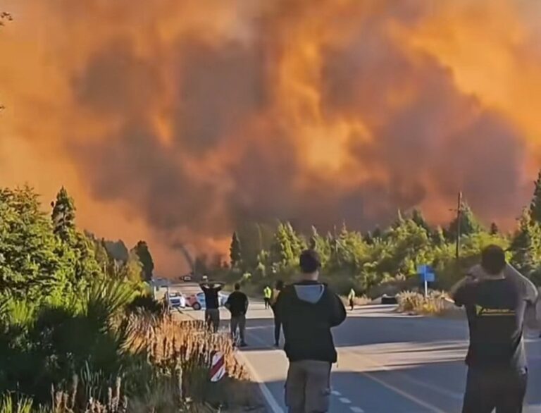Graves incendios en la Patagonia: evacuaciones de turistas en El Bolsón y operativos en Nahuel Huapi, Lanín, Epuyén y Puerto Madryn
