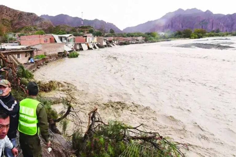 La crecida de los ríos Pilcomayo y Bermejo dejan un panorama desolador en Chaco, con localidades inundadas y encapsuladas