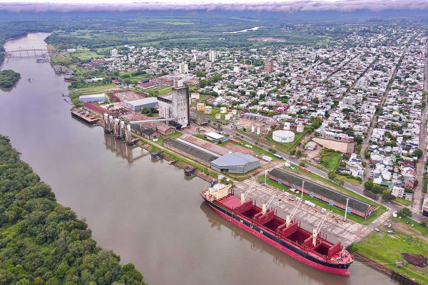 Entre Ríos | Desde el Puerto de Concepción del Uruguay embarcan más de 18 mil toneladas de rollos de madera hacia India