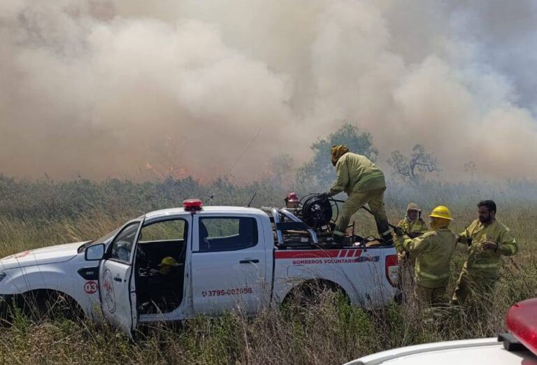 Corrientes | Incendio fuera de control en San Miguel, dos bomberos hospitalizados en Loreto y una reserva consumida por el fuego