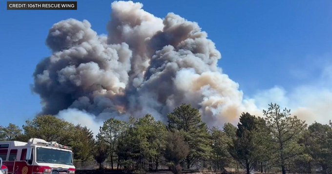 Nueva York declara el estado de emergencia en condado de Suffolk, Long Island, debido a múltiples incendios forestales