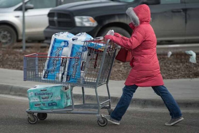 Guerra comercial | Los aranceles de Trump a la madera canadiense ponen en riesgo el suministro de papel higiénico