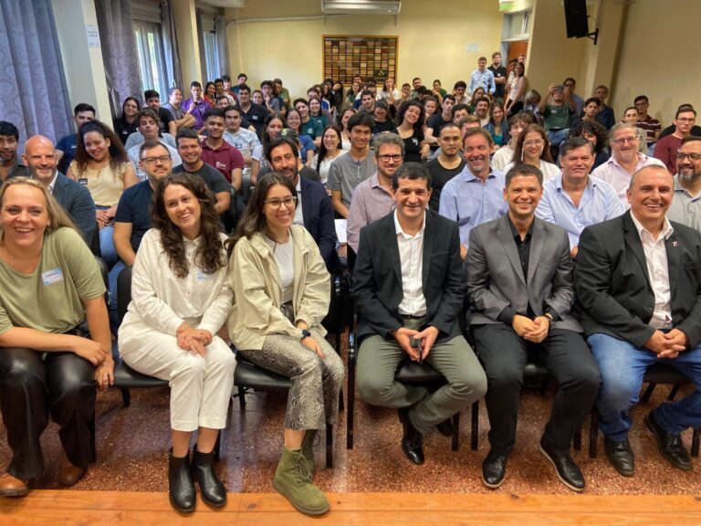 Más de 100 jóvenes participan del primer Hackathon Foresto-industrial en Misiones