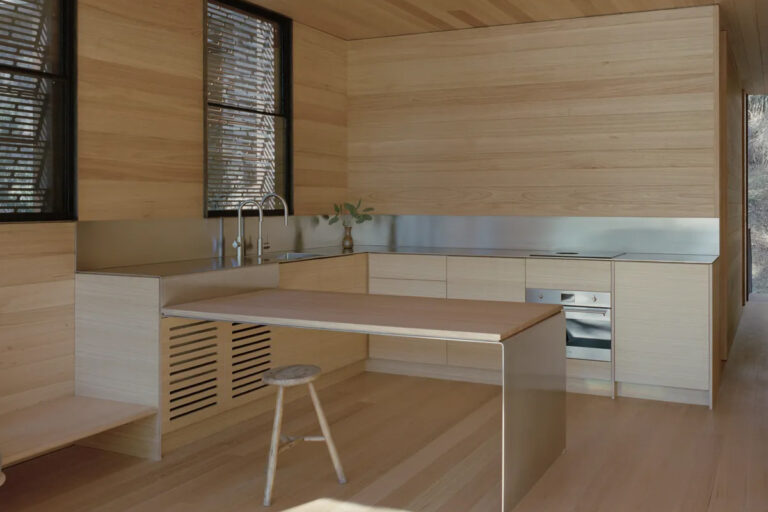 Más madera | Algunas ideas para ambientar la cocina con diseño e integrando materiales naturales