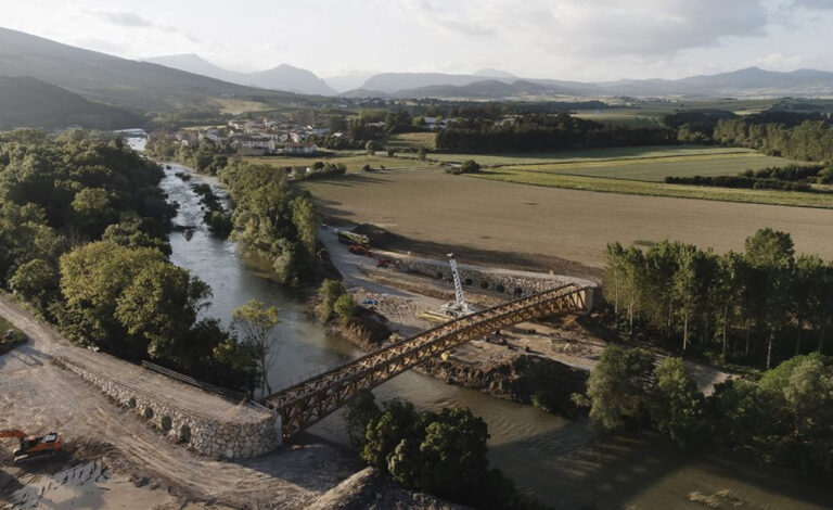 España | En Navarra construyeron la pasarela peatonal de madera industrializada más larga del mundo sobre el río Arakil