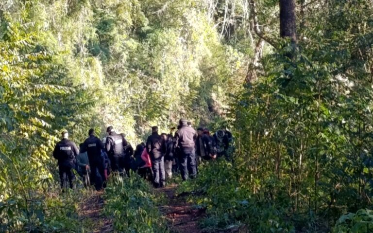Misiones | Una familia de Capioví denuncia a la comunidad Mbya El Pocito de invadir su chacra y organiza manifestación pacífica en defensa de la propiedad privada