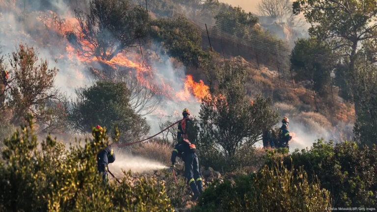 Incendios arrasan el sur de Europa en medio de una ola de calor sin precedentes: miles de evacuados y al menos diez muertos