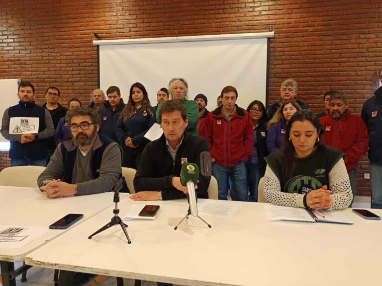 Santa Cruz | Trabajadores del INTA rechazan decreto nacional : «Decimos no a los despidos ni cierre de agencias, y no a esta política de ajuste sin criterio»