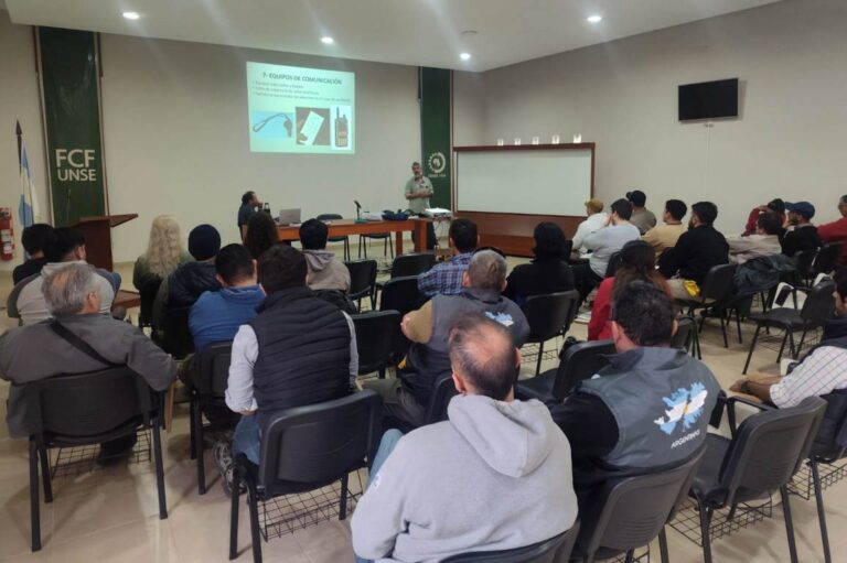 Santiago del Estero | Capacitación en uso seguro de motosierras y combate de incendios fortalece competencias técnicas en la Facultad de Ciencias Forestales