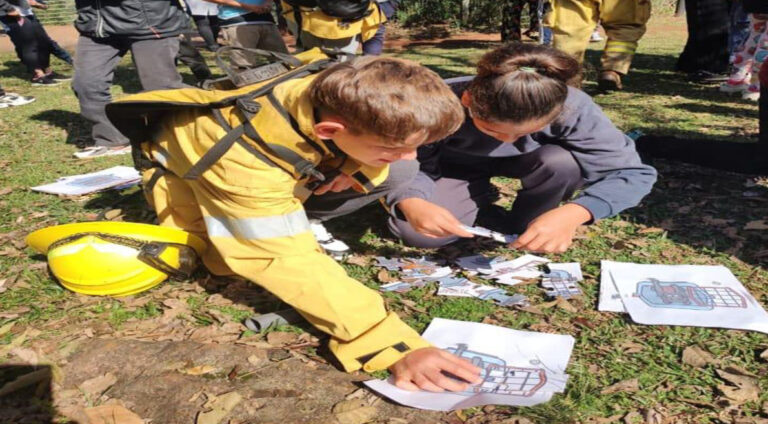 En Misiones refuerzan acciones para la prevención de incendios: capacitan a estudiantes en Salto Encantado e inauguran el primer cuartel de Bomberos en Panambí